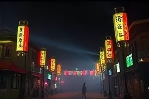 横版剧照：雪落长安街，路灯下行人踩出第一串脚印