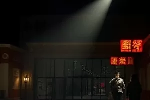 横版纪录镜头：老师傅握刻刀的手悬在木料上方